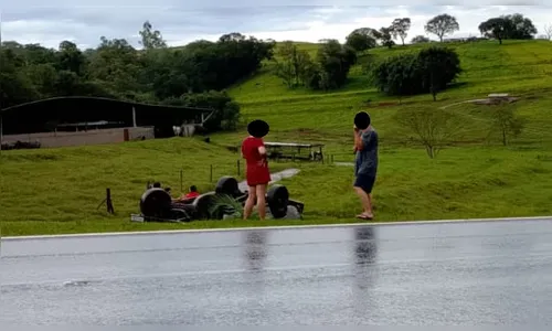 
							Colisão seguida de capotamento mobiliza resgate na PR-170 em Apucarana
						
						