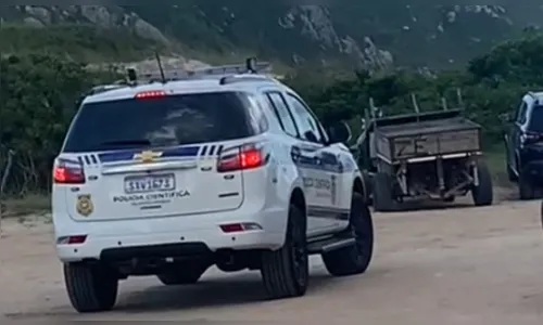 
							Corpo esquartejado é encontrado dentro de malas em praia de SC
						
						