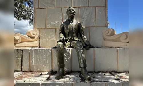 
							Ângelo Franco Perez: o escultor que moldou a identidade urbana de Apucarana
						
						