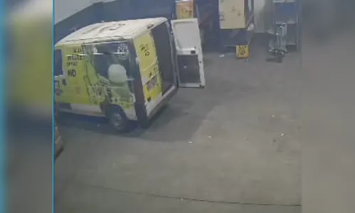 
							Empresa é invadida e ladrões furtam van e chopeiras em Arapongas
						
						