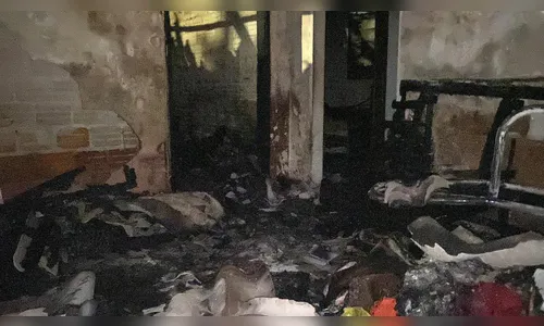 
							Filho usuário de drogas colocou fogo na casa dos pais em Apucarana; família perdeu tudo
						
						