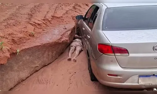 
							Homem morre ao ficar com a cabeça presa sob roda de carro ao tentar desatolar carro em MG
						
						