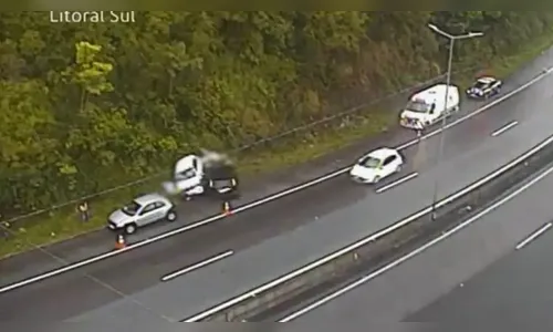 
							Vídeo: policiais são atropelados durante atendimento de acidente em SC
						
						
