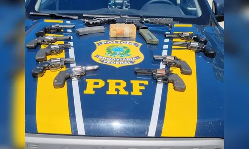 
							PRF apreende fuzil com mira holográfica e revólveres em Londrina
						
						