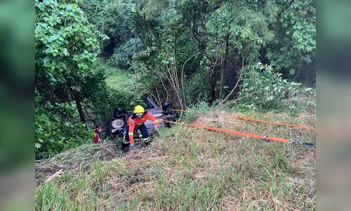 
							Carro cai em ribanceira na PR-170 e deixa quatro feridos; criança é um deles
						
						