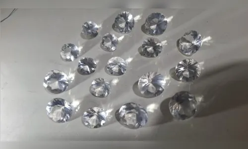 
							Operação mira quadrilha com PMs suspeita de roubar R$ 15 mi em diamantes
						
						