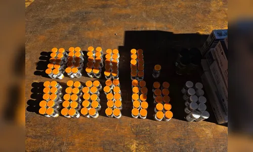 
							PRF apreende 210 ampolas de medicamentos de emagrecimento na BR-369
						
						