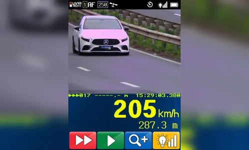 
							PRF flagra carro de luxo a 200 km/h em rodovia do Paraná
						
						