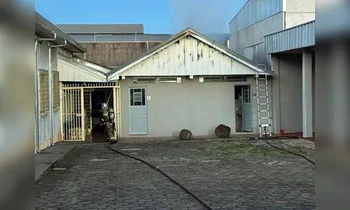 
							Templo da Seicho-No-Ie pega fogo e mobiliza bombeiros em Apucarana
						
						