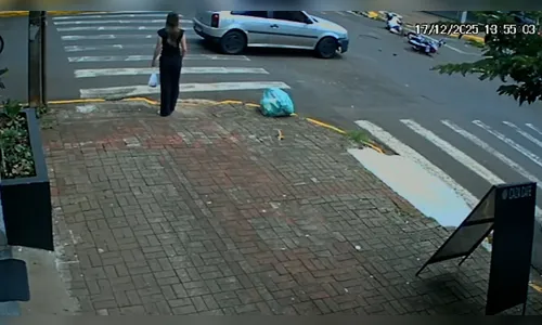 
							Vídeo registra acidente em que motorista foge e deixa jovem ferido
						
						