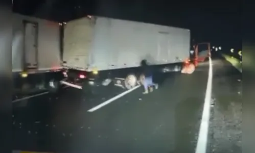 
							Vídeo flagra assalto a caminhão que resultou em acidente com 6 mortos
						
						