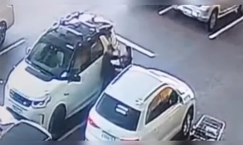 
							Vídeo: mulher é sequestrada em estacionamento de supermercado em SP
						
						