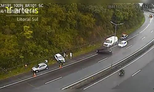 
							Vídeo: policiais são atropelados durante atendimento de acidente em SC
						
						