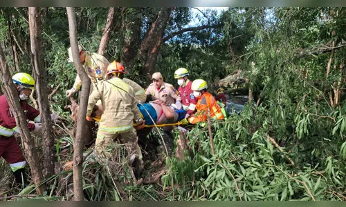 
							Motorista cai em ribanceira e fica mais de 12 horas preso no carro em Apucarana
						
						