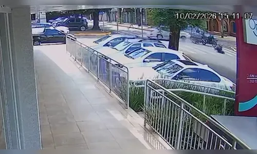 
							Câmera registra colisão tripla no centro que deixou motociclista ferido; assista
						
						