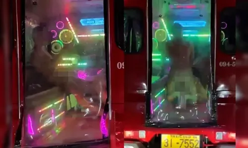 
							Casal pego fazendo sexo a 3 em veículo andando na rua é preso pela polícia
						
						