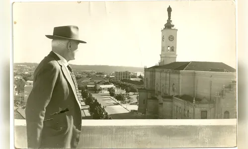 
							Qual é o primeiro prédio residencial construído em Apucarana?
						
						