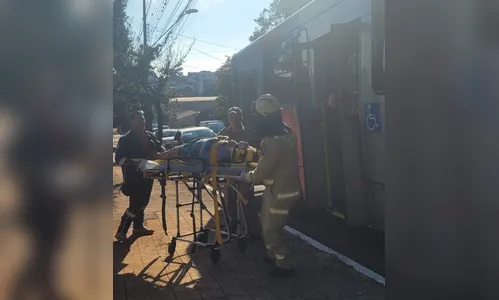 
							Frenagem de ônibus após colisão deixa três feridos em Apucarana
						
						