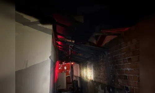 
							Incêndio destrói motocicleta e atinge residência em Jandaia do Sul
						
						