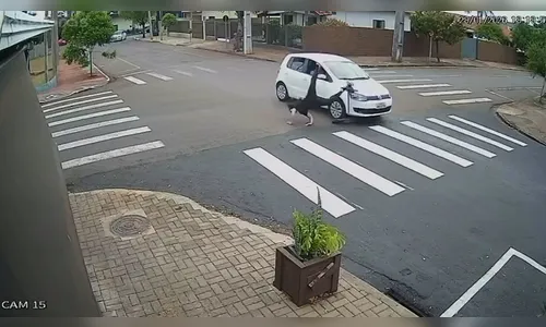 
							Vídeo flagra jovem de patinete sendo 
