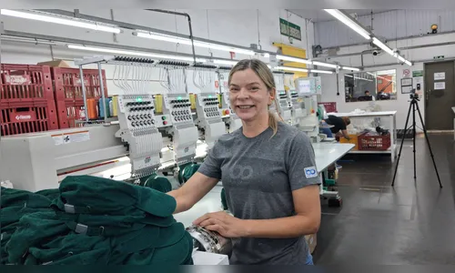 
							Entre agulhas e tecnologia: como o bordado fez de Apucarana uma potência têxtil
						
						