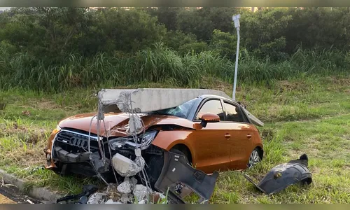 
							Homem joga caminhonete contra carro ocupado por ex-mulher e criança no PR
						
						