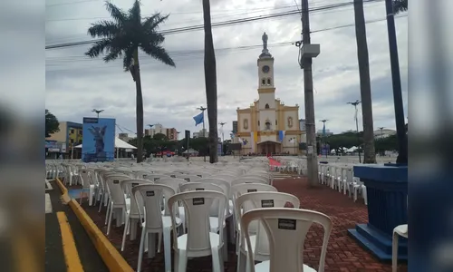 
							'Mar de cadeiras' toma conta da área central para receber romeiros em Apucarana
						
						