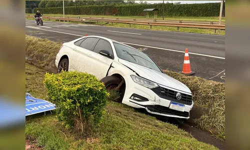 
							Carro sai da pista na BR-369 e motorista abandona local em Apucarana
						
						