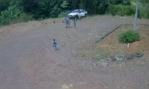 
							Crianças soltam freio de mão e carro capota em barranco no PR; veja vídeo
						
						