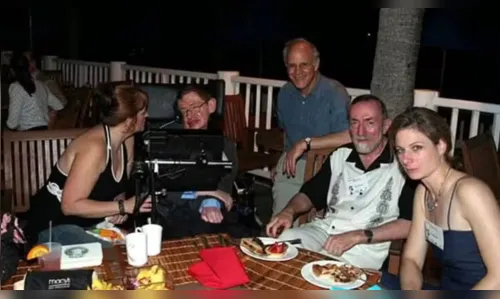 
							Arquivos Epstein revelam imagens de Stephen Hawking cercado por mulheres de biquíni
						
						