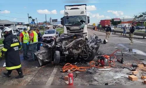
							Câmera flagra engavetamento que matou família na BR-101 em SC; vídeo
						
						