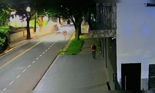 
							Carro furtado com seis ocupantes capota após bater contra poste em Maringá; vídeo
						
						