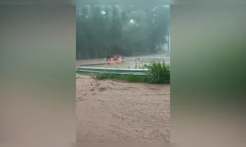 
							Chuva de 50 mm em 40 minutos provoca estragos em Maringá; veja
						
						