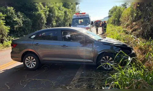 
							Colisão frontal é registrada em Jandaia; carro ficou com as rodas para cima
						
						