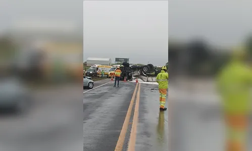 
							Colisão frontal entre carro e caminhão interdita totalmente a BR-376 em Califórnia
						
						