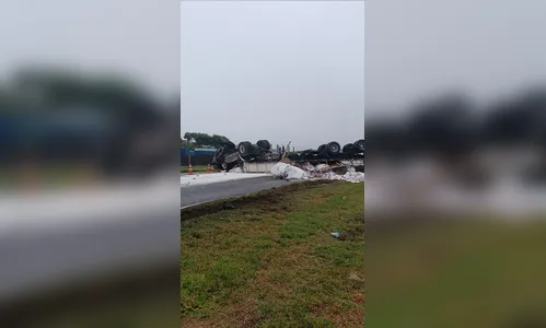 
							Colisão frontal entre carro e caminhão interdita totalmente a BR-376 em Califórnia
						
						