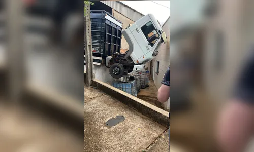 
							Livramento: caminhão desce sozinho e quase atinge mulher em Cambira
						
						