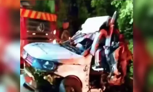 
							Pai, mãe e dois filhos morrem após carro derrapar ser prensado por caminhão no PR
						
						