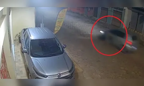 
							Homem arrasta ex-namorada de carro por 400 metros após vê-la com o atual
						
						