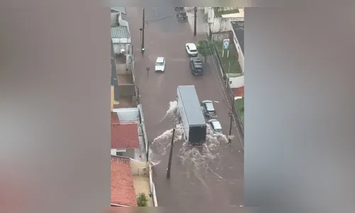 
							Temporal alaga ruas e provoca queda de árvores em Arapongas
						
						