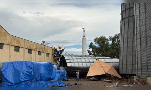
							Temporal derruba silo de cooperativa em Jardim Alegre (PR); veja o vídeo
						
						