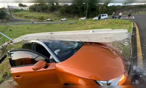 
							Homem que tentou matar a ex abandonou celular e objetos pessoais no veículo, diz PM
						
						