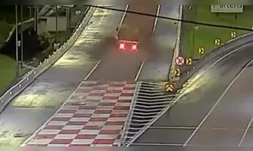 
							Vídeo: caminhão sem freio usa área de escape na BR-376 e evita acidente no PR
						
						