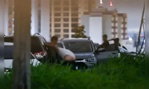 
							Virou rotina: rua escura forma fila de pessoas que fazem sexo ao ar livre
						
						