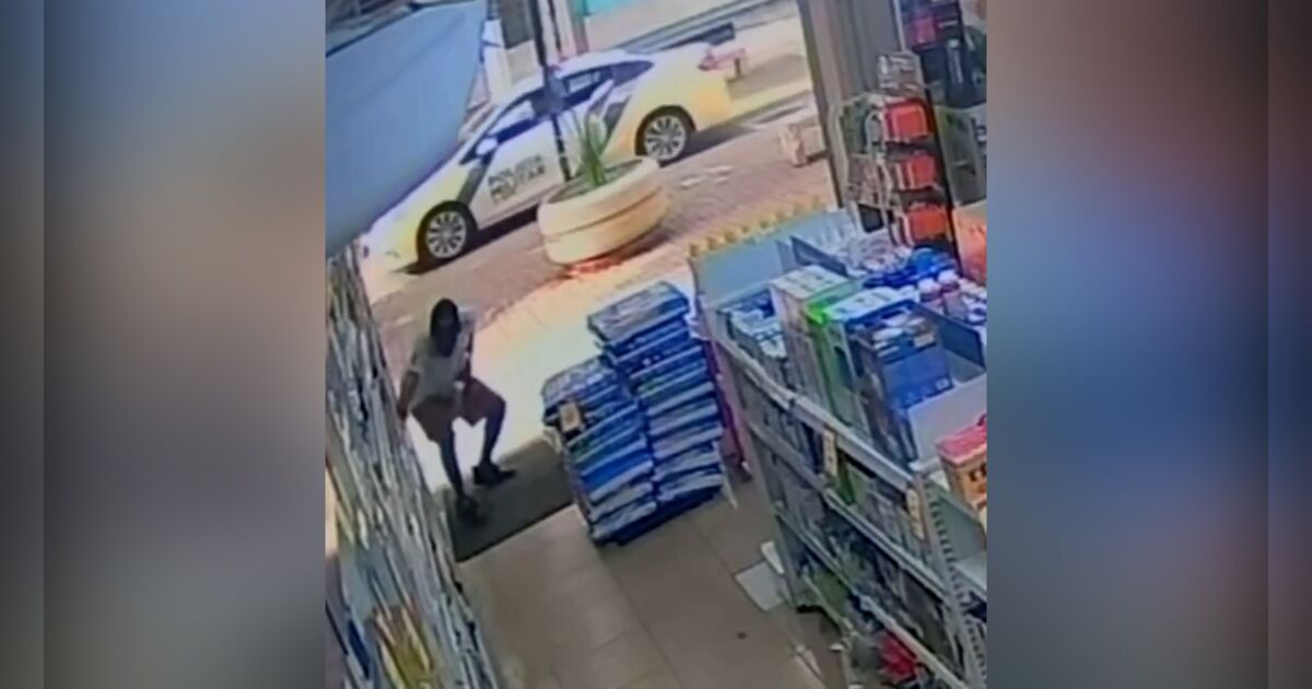 Vídeo: homem tenta furtar farmácia, dá de cara com viatura da PM e devolve produtos no PR