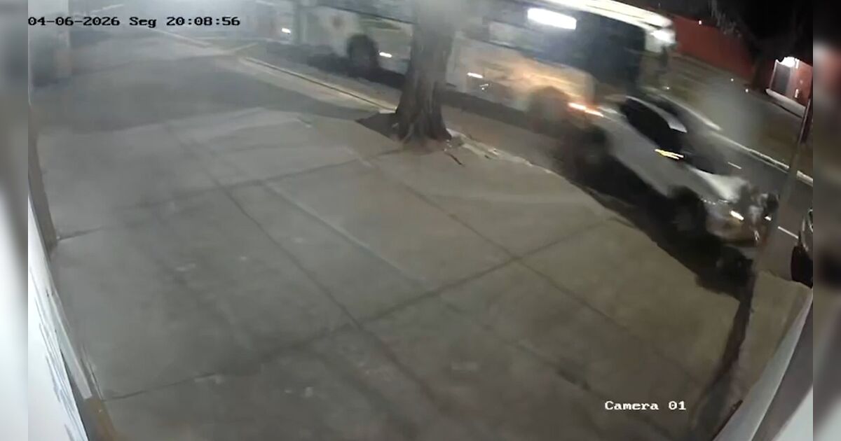 Ônibus do transporte coletivo atinge veículos parados e prensa carro contra poste no PR