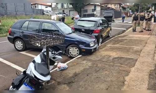 
							Acidente com três carros e moto deixa um ferido e interdita avenida de Apucarana
						
						