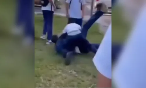 
							Aluno de 15 anos ataca colega com caneta no pescoço dentro de colégio no PR
						
						