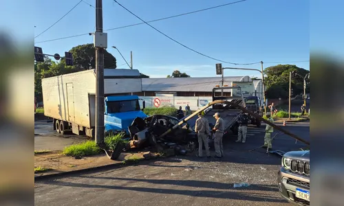 
							Caminhão destrói carro, derruba semáforo e trava trânsito em cruzamento de Londrina
						
						