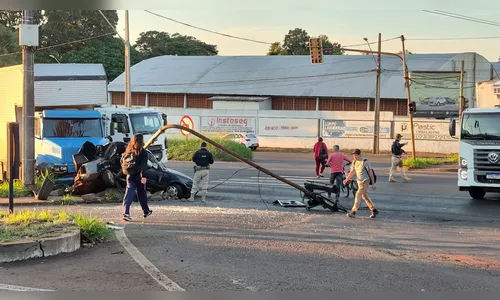 
							Caminhão destrói carro, derruba semáforo e trava trânsito em cruzamento de Londrina
						
						